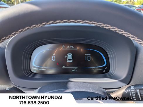 Used 2025 Hyundai Venue Limited FWD image 9