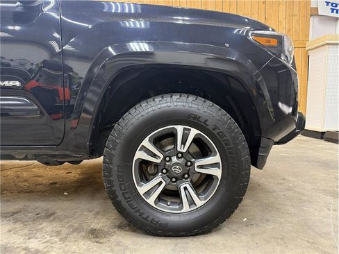 Used 2018 Toyota Tacoma TRD Sport AWD/4WD image 4
