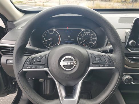 Used 2024 Nissan Altima 2.5 SV image 10