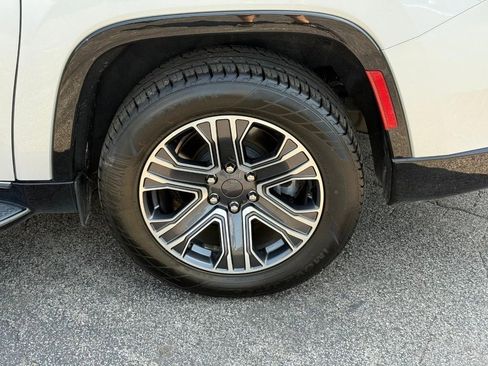 Used 2023 Jeep Wagoneer L Series II image 5