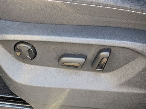 Used 2025 Volkswagen Atlas SE image 16