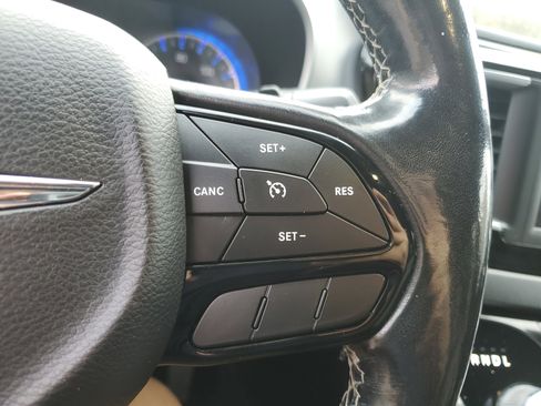 Used 2019 Chrysler Pacifica Touring-L w/ S Appearance Package image 14