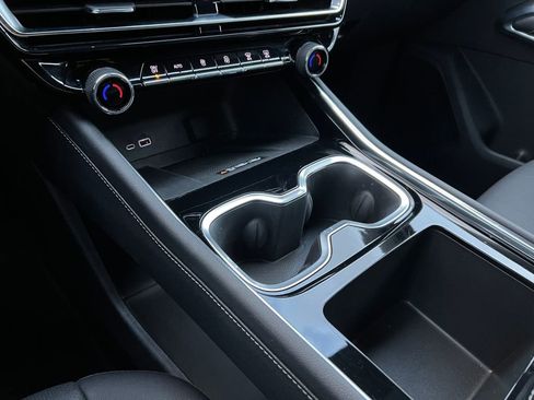 Used 2025 Chevrolet Traverse LT image 32