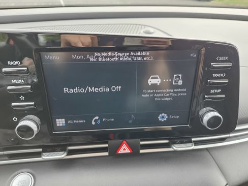Used 2022 Hyundai Elantra SEL w/ Convenience Package FWD image 4