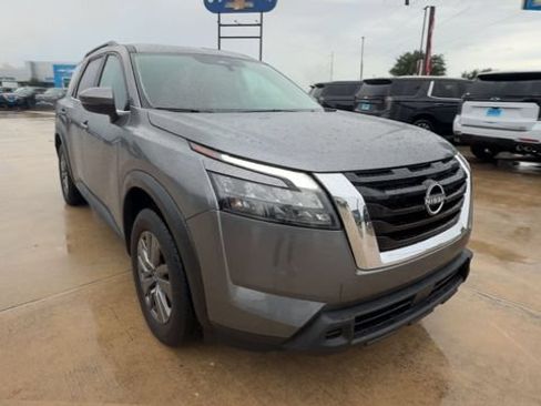 Used 2025 Nissan Pathfinder SV FWD image 2