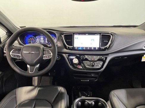 New 2026 Chrysler Pacifica Select image 15