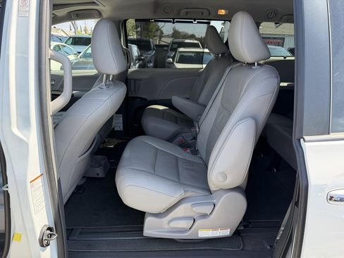 Used 2018 Toyota Sienna XLE w/ XLE Navigation Package FWD image 14