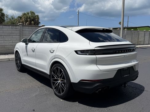 Certified 2024 Porsche Cayenne S AWD/4WD image 3