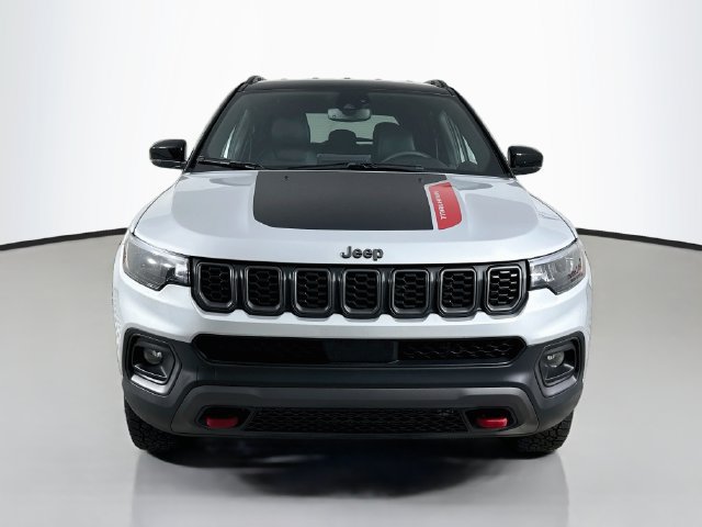 Used 2025 Jeep Compass Trailhawk AWD/4WD image 2