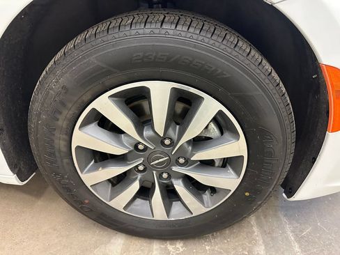 Certified 2024 Chrysler Pacifica Limited FWD image 32