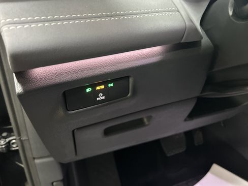 New 2025 Volkswagen Tiguan SE image 14