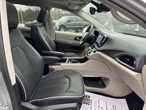 Used 2024 Chrysler Pacifica Limited image 29