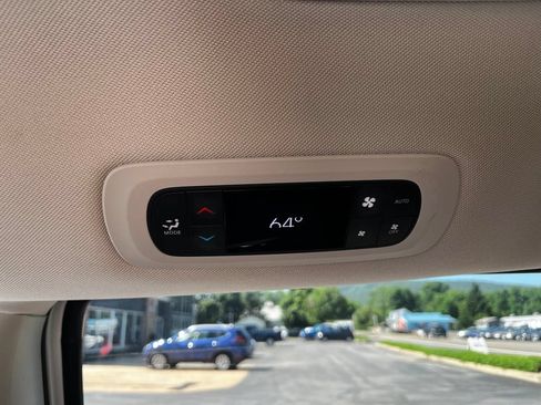 Used 2021 Chrysler Pacifica Touring-L FWD image 26