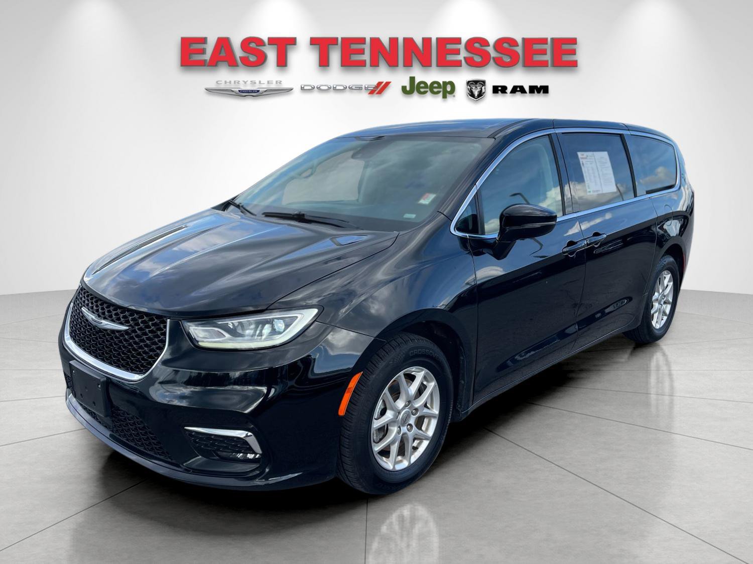 Used 2024 Chrysler Pacifica Touring-L FWD image 7