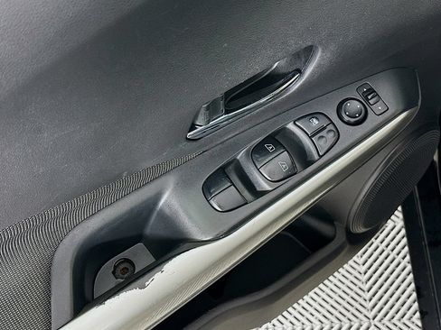 Used 2019 Nissan Kicks SV FWD image 23