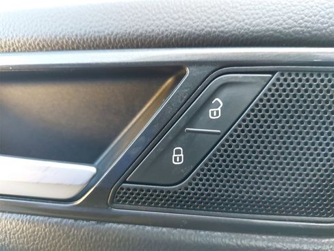 Used 2022 Volkswagen Tiguan SE image 33