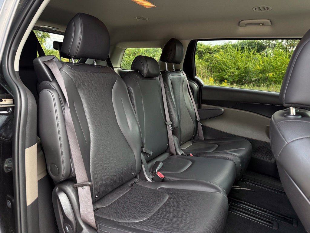 Used 2025 Kia Carnival FWD image 18