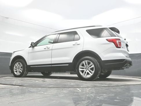 Used 2018 Ford Explorer XLT image 30