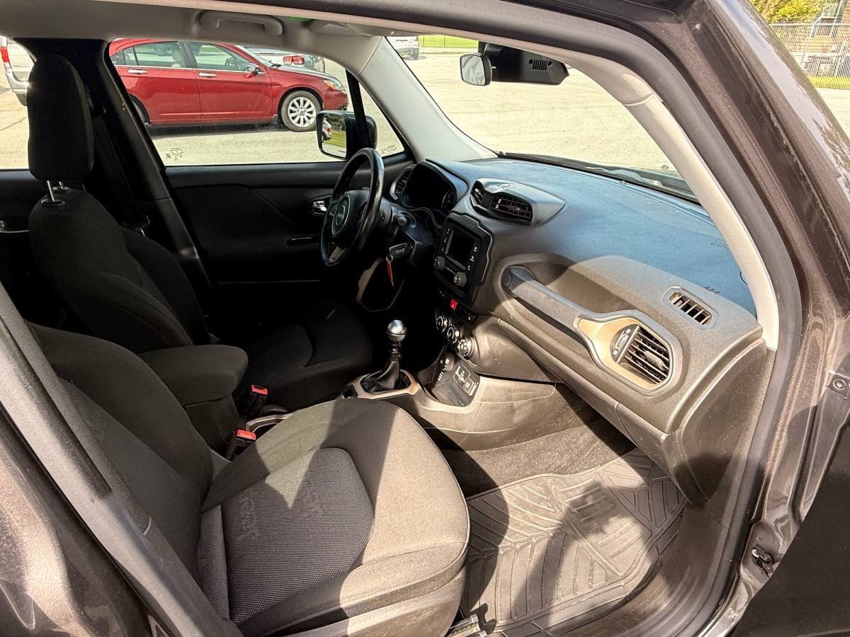 Used 2016 Jeep Renegade Latitude w/ Cold Weather Group AWD/4WD image 10