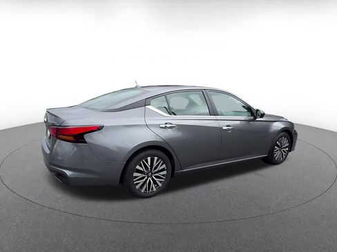 Used 2025 Nissan Altima 2.5 SV FWD image 14