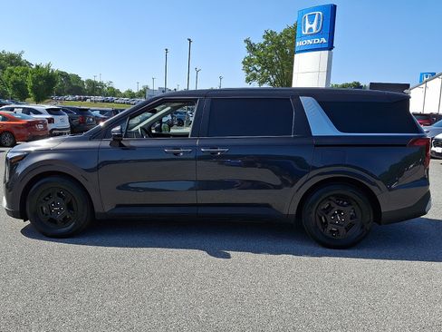 Used 2025 Kia Carnival FWD image 4
