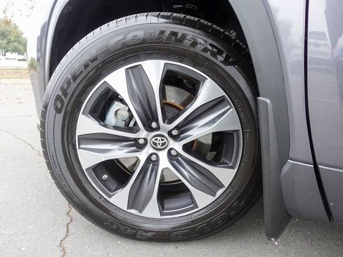 Used 2021 Toyota Highlander XLE image 11