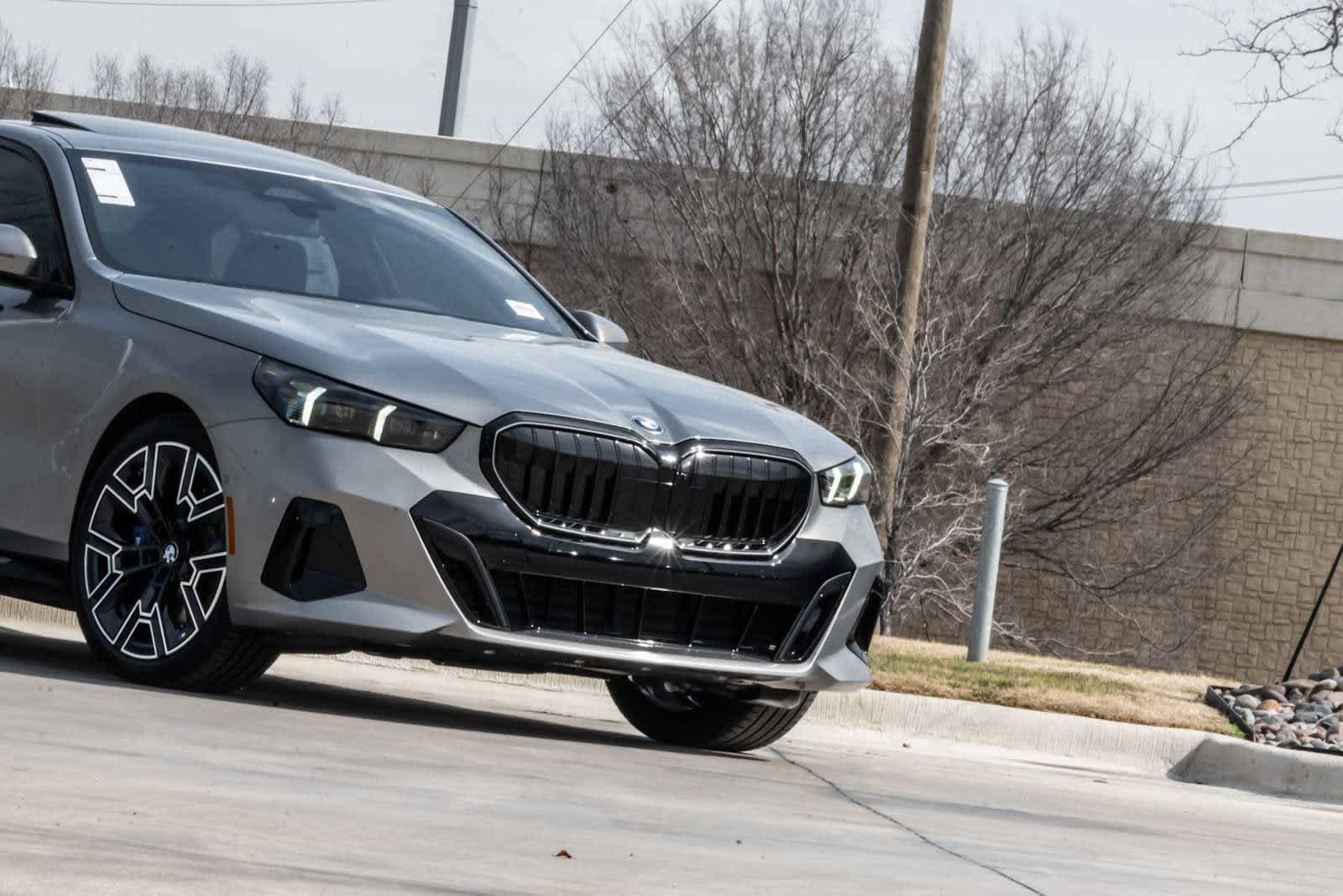 Used 2026 BMW 530i w/ M Sport Package RWD image 3