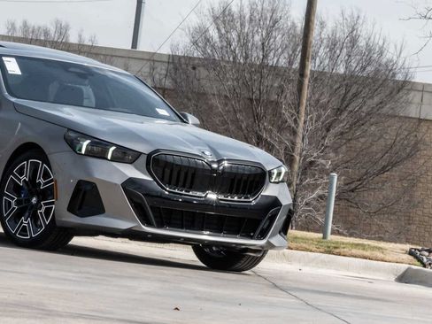 Used 2026 BMW 530i w/ M Sport Package RWD image 3