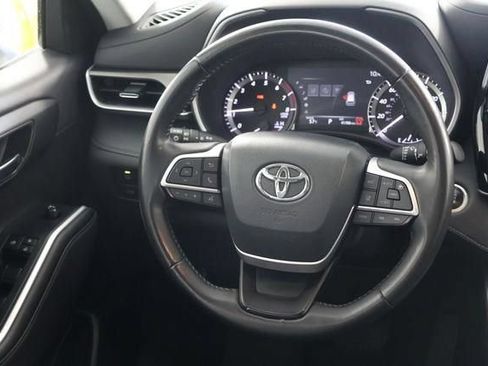 Used 2024 Toyota Highlander XLE AWD/4WD image 11