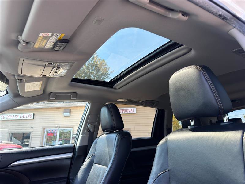 Used 2019 Toyota Highlander XLE AWD/4WD image 16