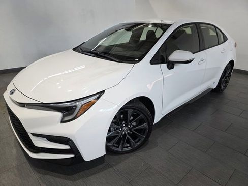 Used 2025 Toyota Corolla SE image 1