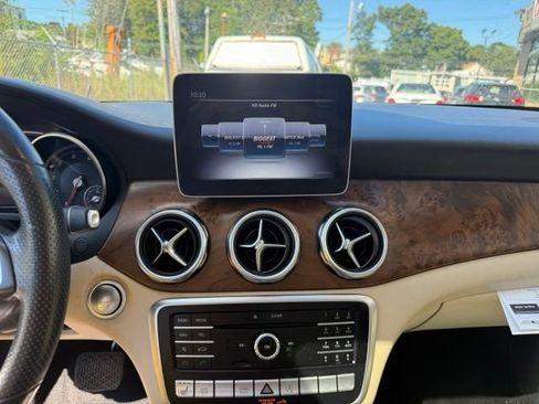 Used 2020 Mercedes-Benz GLA 250 4MATIC w/ Premium Package image 18
