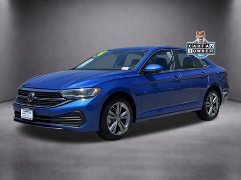 Used 2024 Volkswagen Jetta SE FWD image 2