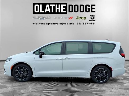 New 2026 Chrysler Pacifica Select image 3