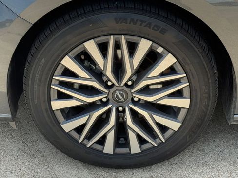 Used 2025 Nissan Altima 2.5 SV FWD image 31