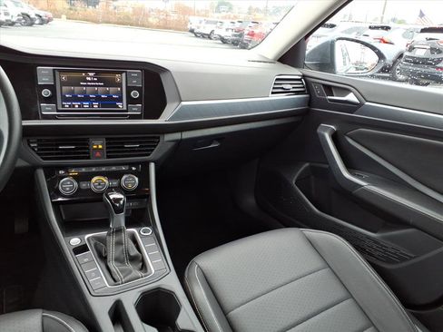 Used 2024 Volkswagen Jetta SE image 23