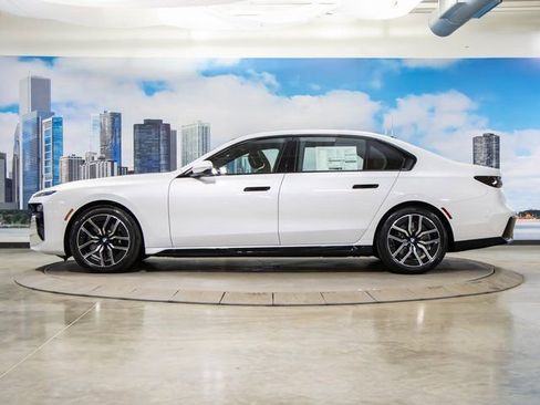 Used 2025 BMW 740i xDrive w/ Premium Package image 6