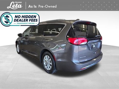 Used 2018 Chrysler Pacifica Touring-L FWD image 4