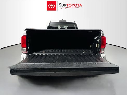 Used 2017 Toyota Tacoma TRD Sport image 34