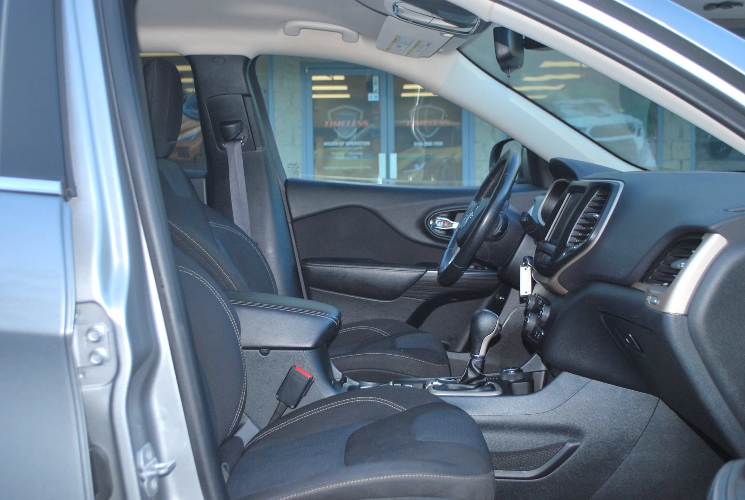 Used 2016 Jeep Cherokee Latitude w/ Cold Weather Group AWD/4WD image 8