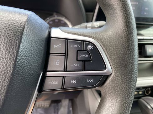 Used 2021 Toyota Highlander L AWD/4WD image 16