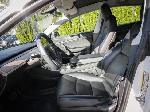 Used 2020 Tesla Model 3 Standard Range image 16