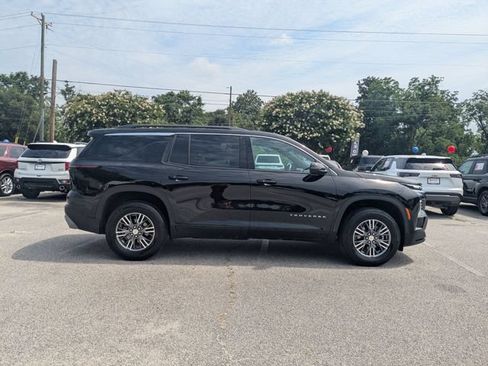 Used 2026 Chevrolet Traverse LT FWD image 2