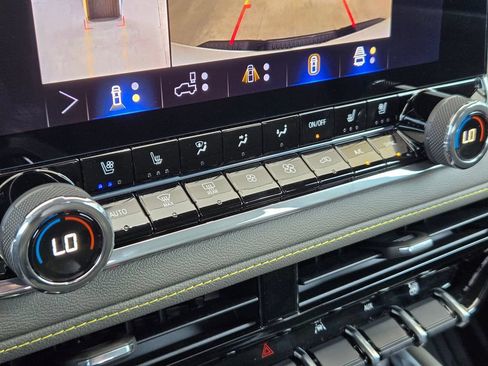 Used 2026 Chevrolet Colorado ZR2 w/ Technology Package AWD/4WD image 17