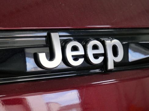 Used 2022 Jeep Grand Cherokee Summit w/ Luxury Tech Group V AWD/4WD image 9