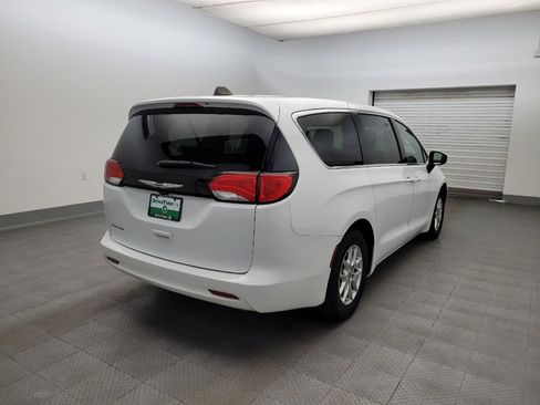 Used 2023 Chrysler Voyager LX FWD image 9