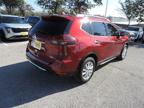 Used 2018 Nissan Rogue SV image 5