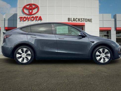 Used 2022 Tesla Model Y Long Range AWD/4WD image 2