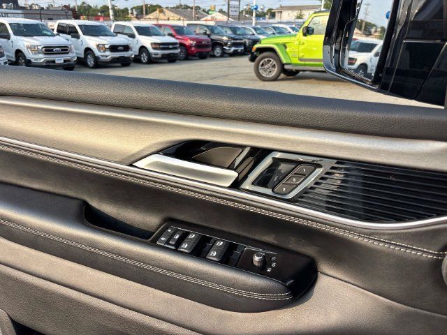Used 2025 Jeep Wagoneer Series II AWD/4WD image 22