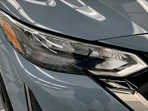 New 2025 Nissan Sentra SR w/ SR Premium Package FWD image 15